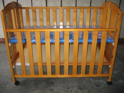 *童車王*全新 淺咖啡色 折合寬板 嬰兒床 台灣製造 附兩個床板-門檻可調高低(大床)4.2尺