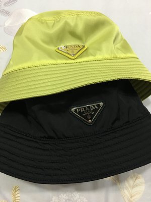 普拉達 PRADA 經典金屬三角LOGO尼龍漁夫帽 黑L（完售）、黃M