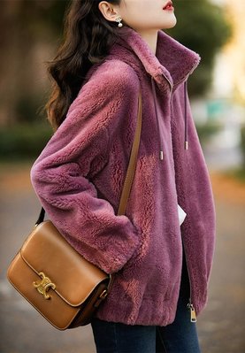 歐單 PB 輕奢貴氣 高顏值毛絨絨泰迪 紫紅色純羊毛複合麂皮絨 微寬鬆防風小立領拉鍊夾克外套 (Q661)