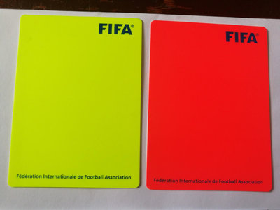足球裁判官方紅黃牌，國際足聯FIFA官方正版紅黃牌一副。全新