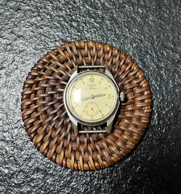 xENICAR英納格 稀有三針手動機械錶，錶盤色澤獨特，金色字