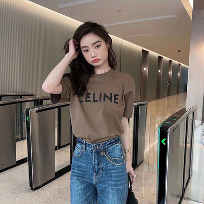 Leann代購~CELINE　2022新款女生時尚韓版CE經典咖色短袖T恤(8781