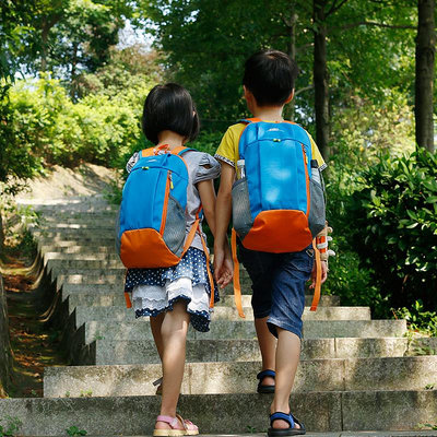 背包迪卡儂兒童小背包男孩帥氣外出旅游出游戶外徒步登山運動輕便雙肩