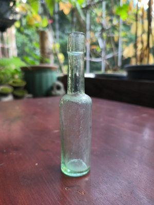 二手 NO.413民國玻璃瓶，雙妹嚜花露水，淺綠色，氣泡明顯，精美 古玩 木雕 擺件【洛陽虎】599