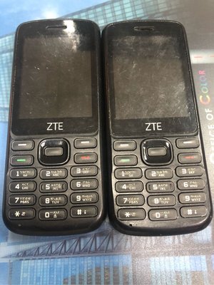 ZTE F327 二手機 單手機及一顆電池無充電線 3G 軍人機 科技園區 老人機 無相機手機 無照相手機 隨機出貨