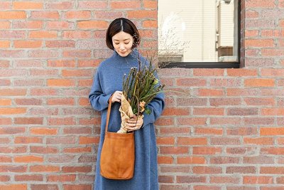乾媽店。(現貨-灰色）日本製 kanmi 日系和風 職人手作牛革 皮革 肩背水桶包