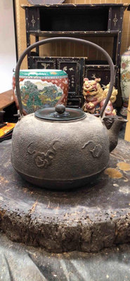 zwx 中古時期鐵壺 日本回流 稀少大鐵壺 造型非常漂亮 蓋有瑕 圖