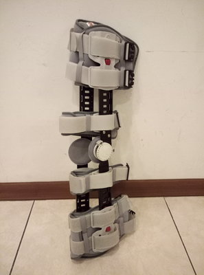 愛民 I-M OH-785易調式伸縮膝支架  護膝。膝蓋 關節 韌帶受傷復健固定用。原購7000元 二手八折5600元。
