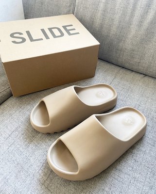 【Basa Sneaker】adidas Yeezy Slide Pure 拖鞋 沙色 GZ5554