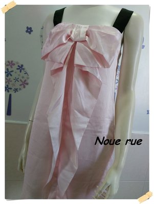 免運促銷。日系Noue rue(NR)【全新專櫃商品】粉紅色 甜美迷人款點點壓紋蝴蝶結長條造型黑寛帶絲緞洋裝。
