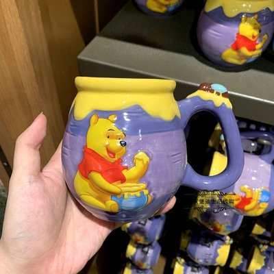 【熱賣精選】 上海迪士尼樂園可愛系列小熊維尼造型杯蓋馬克杯喝水杯陶瓷杯子