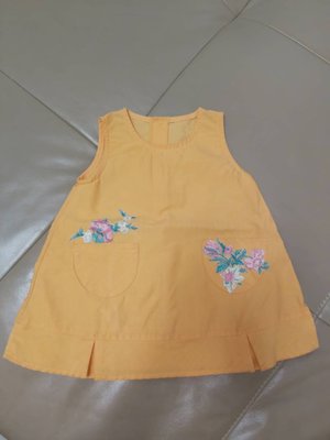 全新超可愛刺繡花朵蕾絲半圓小口袋後釦式圓領無袖洋裝(橘色)