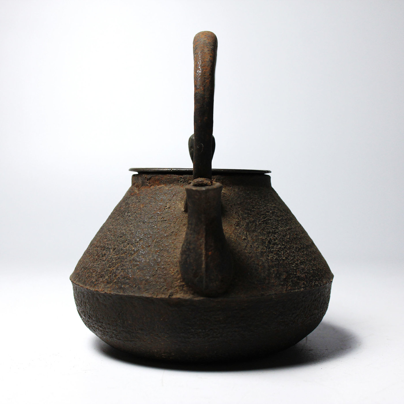 桑園の】稀少老品百年日本鑄物小品急須538g 富士型銅蓋鐵壺茶道具S 
