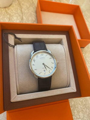 Hermes 全新 原價18萬購 限量款 機械錶 Montre Arceau 尺寸 40 mm 中性錶款，非常百搭、男 女皆可配戴，復古設計  鱷魚皮革錶帶