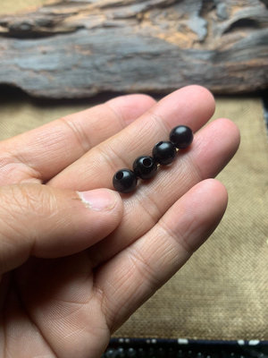 新疆籽料墨玉卡8圓珠配珠，內徑2.5，可以做繩束等DIY，沒