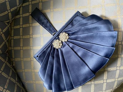 Lulu Guinness藍色鑽花緞面手拿包