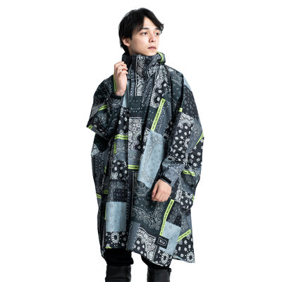 日本KIU 163228 Zakka拼布風 標準成人空氣感有袖斗篷雨衣 騎車露營必備 附收納袋(男女適用)