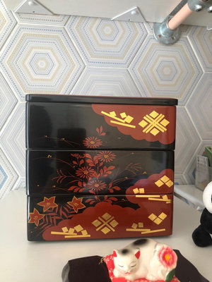 日本回流實木漆器三段重食盒，手描金箔花，有凹凸感！四面不同畫
