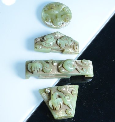 [天地居] 帶沁和闐浮雕螭龍玉劍飾 一組四件合拍 附錦盒