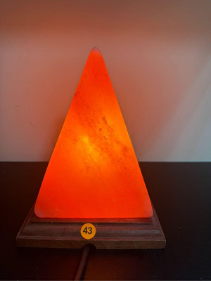 金字塔鹽燈 純鴿血紅 產量稀少 能量十分強勁
