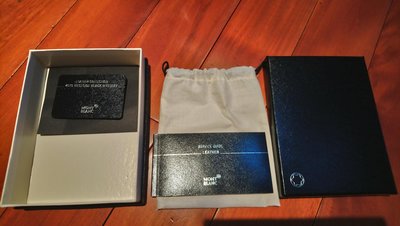萬寶龍男性皮夾原廠外盒及保證書及內袋及手提袋，購自日本。