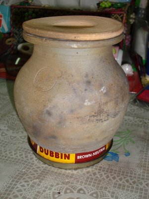 典藏一隻早年由＂云南縣高香茶業公司＂所製作的老茶甕