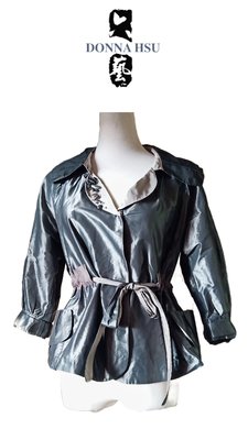 都會名牌~【Donna Hsu六藝】 寶石飾領  鐵灰色珠光古典風綁帶外套 ~