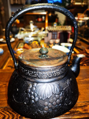 1951年日本山形鐵壺，大名家栗原造，壺把錯銀粒，壺嘴內包銀