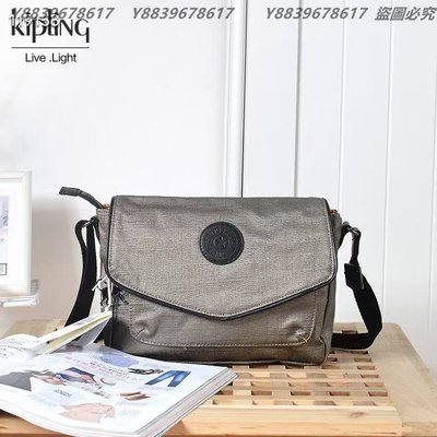 Kipling 猴子包 K21550 皮革Logo 香檳灰褐色 質感肌理紋 掀蓋拉鍊 斜背包 肩背包