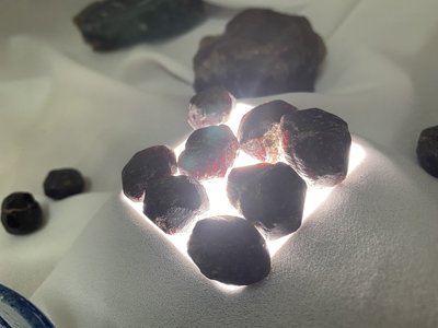 天然紅石榴石原礦,對應海底輪,50g 一組,約有4顆紅石榴石原礦,現貨實物拍攝,隨機出貨