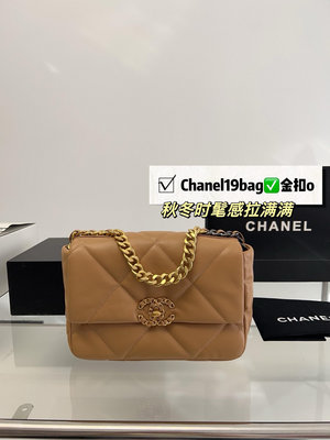 【二手包包】（）Chanel19 bag 自從歐陽娜娜帶貨后全球斷貨很難買到 皮質是羊皮有點像羽絨服包包 但 NO147131
