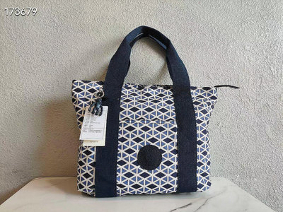 小Z代購#Kipling 猴子包 K28263 藍色幾何圖 托特包 多夾層輕量手提包 肩背包 購物包 運動包 媽媽包 休閒 時尚 防水