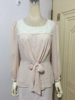 日本nuee專櫃粉膚色珍珠圍領拼蕾絲前襟腰飾結雪紡衫（適M)*250元直購價*
