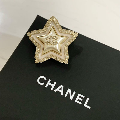 Chanel 胸針 別針 淡金星星鑲鑽logo 《精品女王全新&二手》