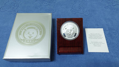 高雄銀行發行，高雄銀行企業標誌紀念銀章，正圖為可愛熊貓，1盎斯，純銀999，原盒證，少見，美品
