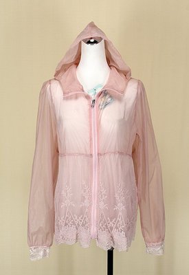 ◄貞新►eemsuweemsy 日本品牌 粉紅雕花連帽V領長袖蕾絲緞面外套罩衫L號(25666)