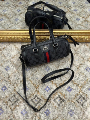 【預購】Balenciaga 聯名 Gucci 老花黑色帆布皮革圓筒波士頓包 Hacker Project 斜背包 側背包 手提包 肩背包 手拿包