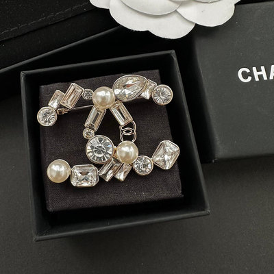 國際精品CHANEL 香奈兒水滴 方鑽 珍珠鑲嵌 多元素雙C胸針 代購
