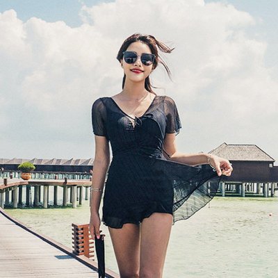 Qmi 韓國性感蕾絲女神連體裙式平角鋼托泳裝