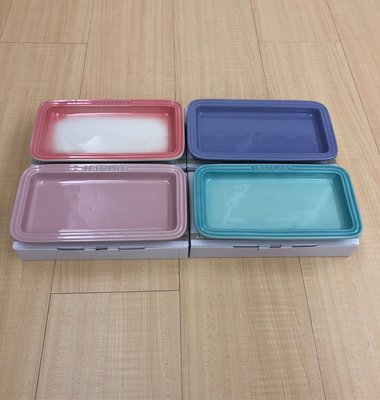 LE CREUSET 陶瓷長方盤（粉樹莓、薰衣草紫、沙丁魚粉、薄荷綠）～ Y0210870558已預訂沙魚丁粉