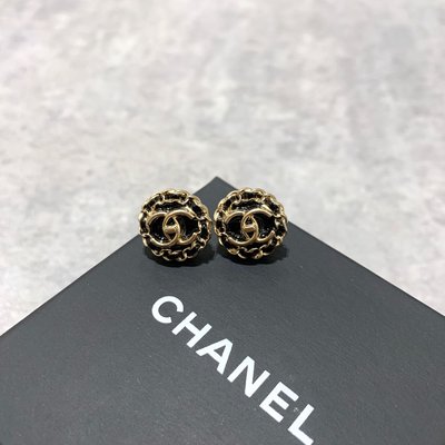 Chanel 圓耳環 立體Logo 金色《精品女王全新&amp;二手》
