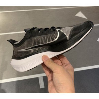 正品】NIKE ZOOM GRAVITY 黑白灰銀線透氣輕量馬拉松男BQ3202-001慢跑鞋