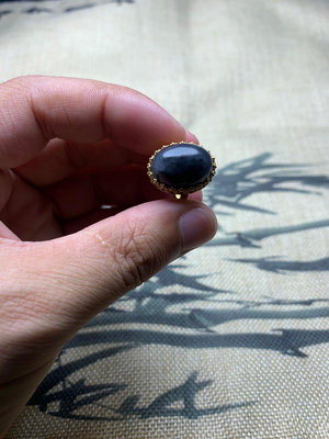 新疆和闐玉籽料青花戒指，鑲嵌的是925銀鍍金，圈口可以調節口