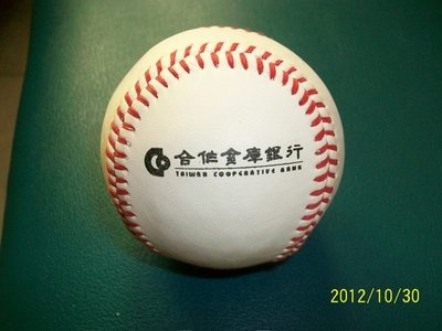 業餘合作金庫隊鄭嘉明簽名球一顆，簽名印製於合作金庫練習球~非中信鯨、非實戰球