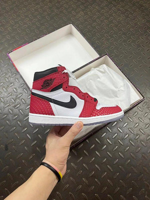 【偉偉代購】喬丹一代 Air Jordan 1 High 喬1 Aj1 芝加哥 蜘蛛俠 白紅 中高幫實戰籃球鞋 貨號：555088-602