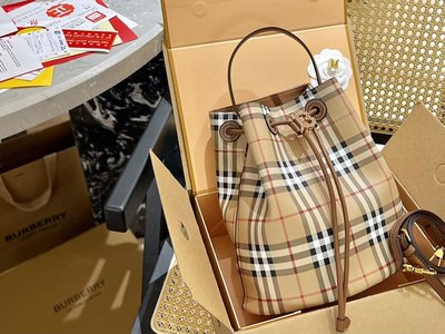 【二手包包】BURBERRY貨巴寶莉專柜新款水桶包實用耐久的 Canvas 水桶包 采用格紋皮革材質頂部皮革 N.O46637