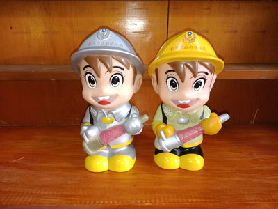 庄腳柑仔店~早期企業玩具公仔1999消防寶寶一對~尺寸:高約20公分