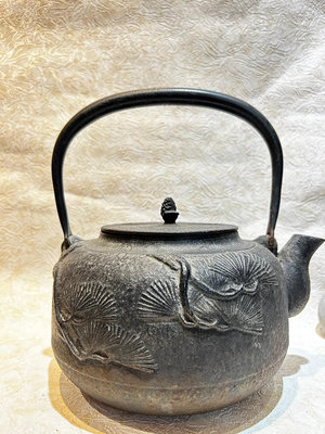 早期日本南部松柏紋鑄鐵壺