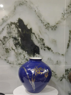香蘭社帝王藍花瓶，高18.5公分，口徑8公分，肚徑19公分，