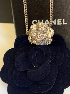 Chanel (立體晶鑽山茶花）項鍊🙋美品；同款立體胸針二手價近35000元！分享價！